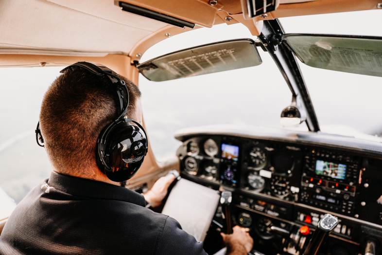 Pilota che comunica con alfabeto aeronautico